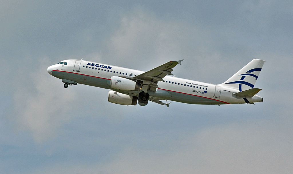 A 320-232 der  Aegean Airlines , SX-DVH, kurz nach dem Start in Dsseldorf - 07.06.2010