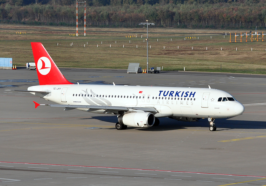 A 320-232 TC-JPT Turkish Airlines taxy at CGN - 28.10.2012