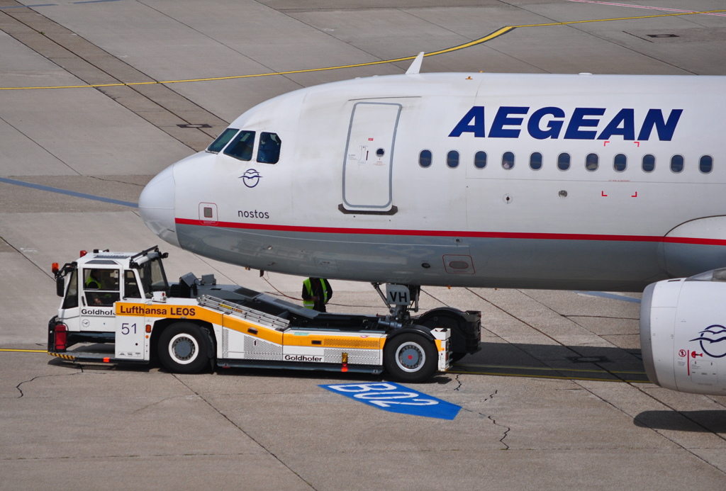 A 320 der Aegean Air am  Bugrad-Haken  eines Goldhofer Flugzeugschleppers - Dsseldorf 07.06.2010