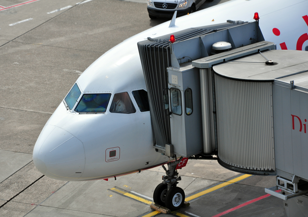A 321-211 D-ABCF Air Berlin, Cockpit und  Passagierrssel  am vorderen Einstieg - 24.07.2012
