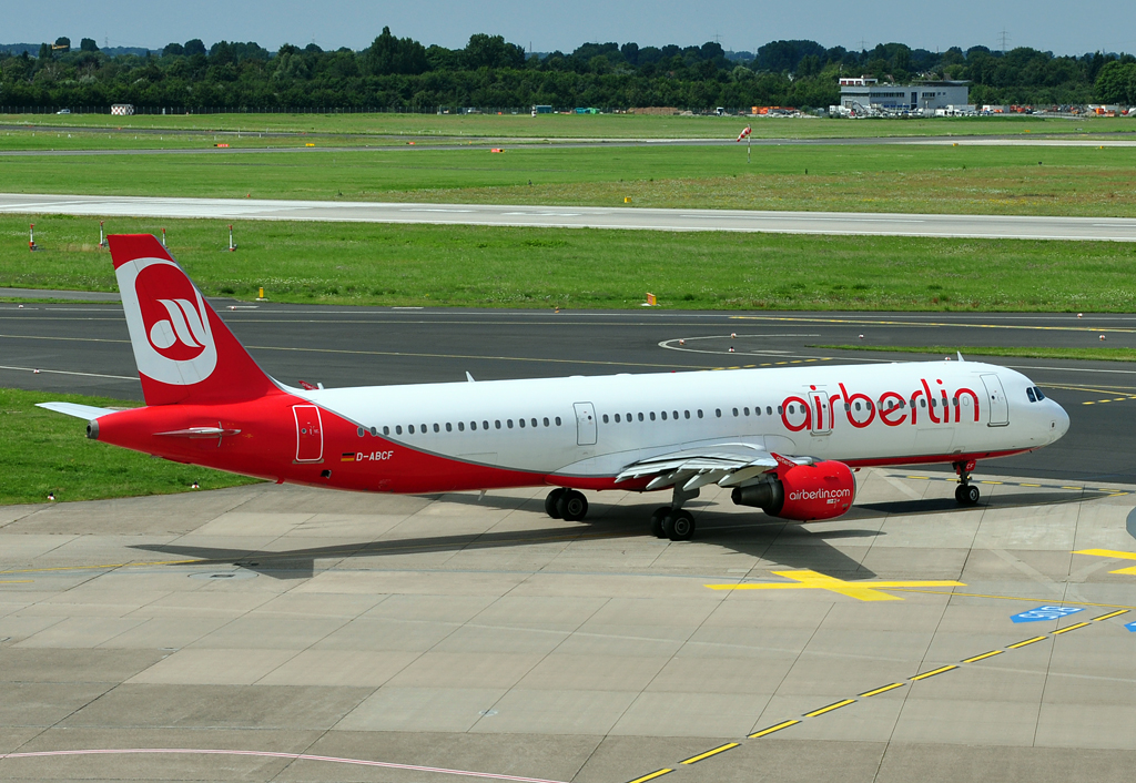 A 321-211 D-ABCF der Air Berlin auf dem taxyway in DUS - 24.07.2012