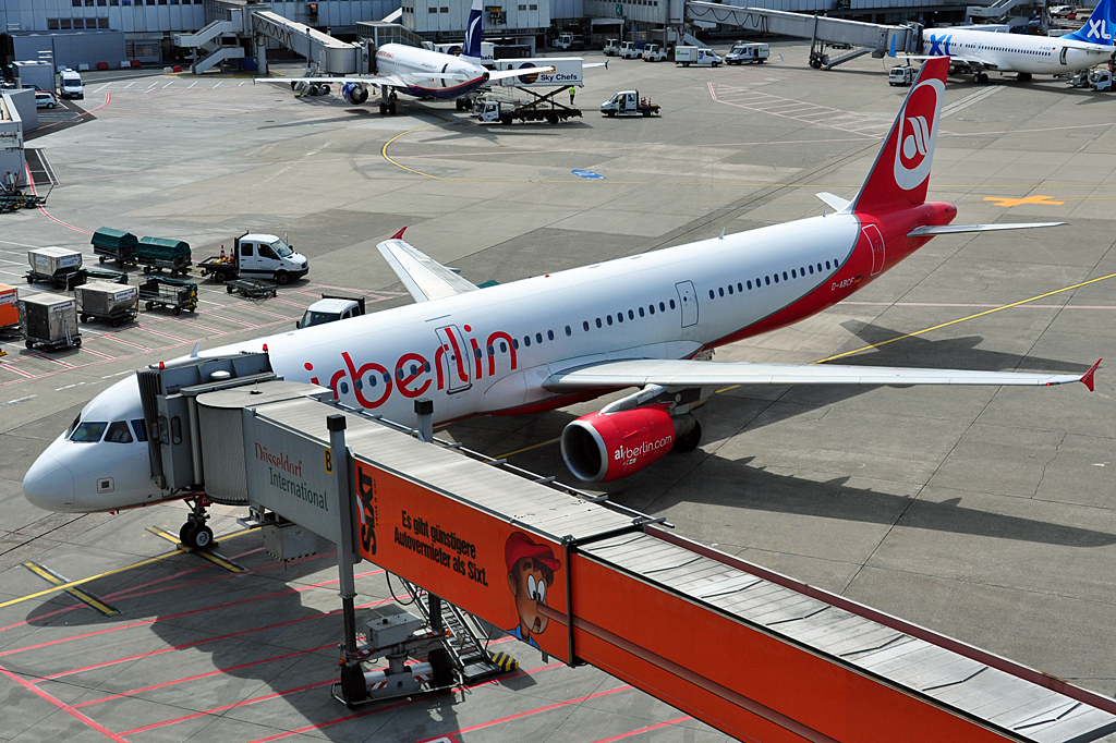 A 321-211 D-ABCF der Air Berlin am Gate in DUS - 24.07.2012