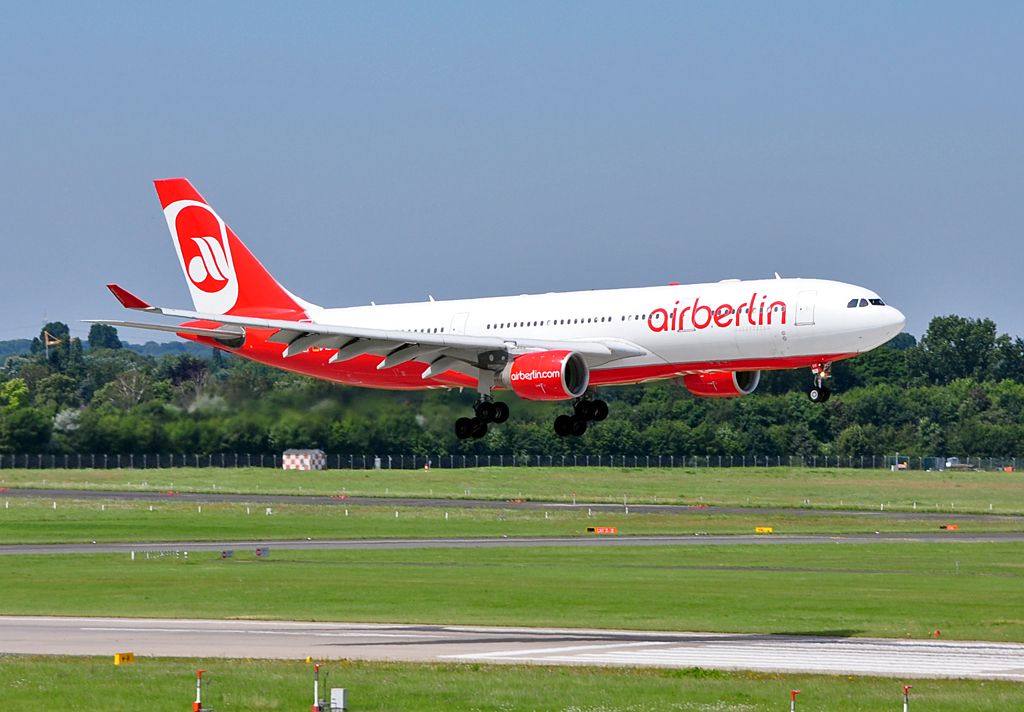 A 330-223 D-ALPE Air Berlin kurz vor`m Aufsetzen in DUS - 24.07.2012