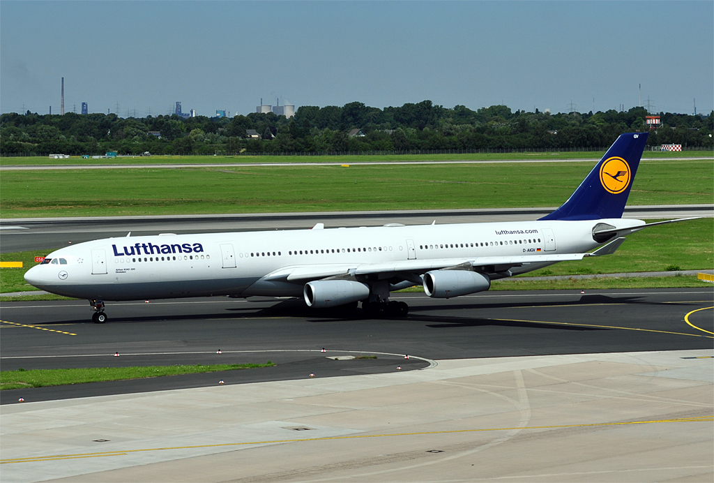 A 340-300  Dinslaken  D-AIGV - Lufthansa - taxyway DUS - 24.07.2012