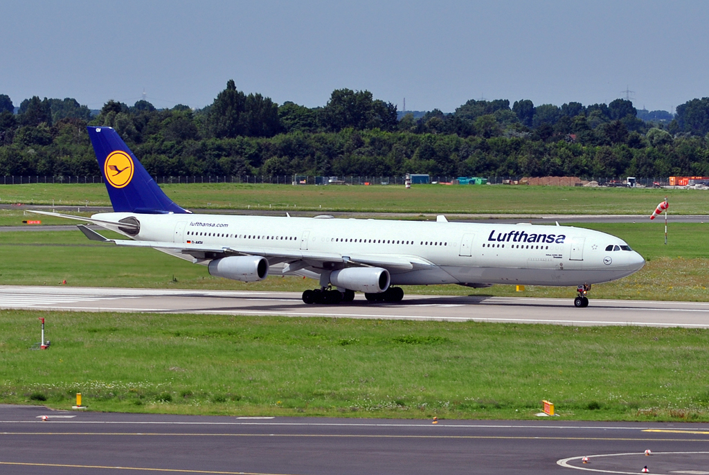 A 340-300  Dinslaken  D-AIGV beim Start in Dsseldorf - 24.07.2012