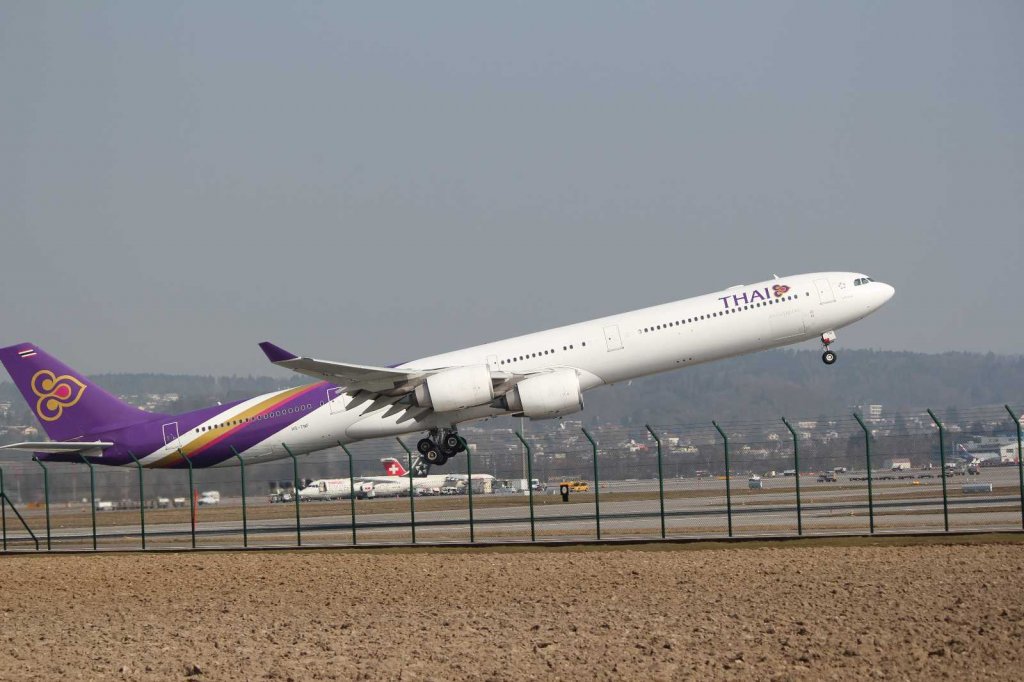 A 340-600 von Thai beim Start auf Piste 16 in Zrich-Kloten am 8.3.11.