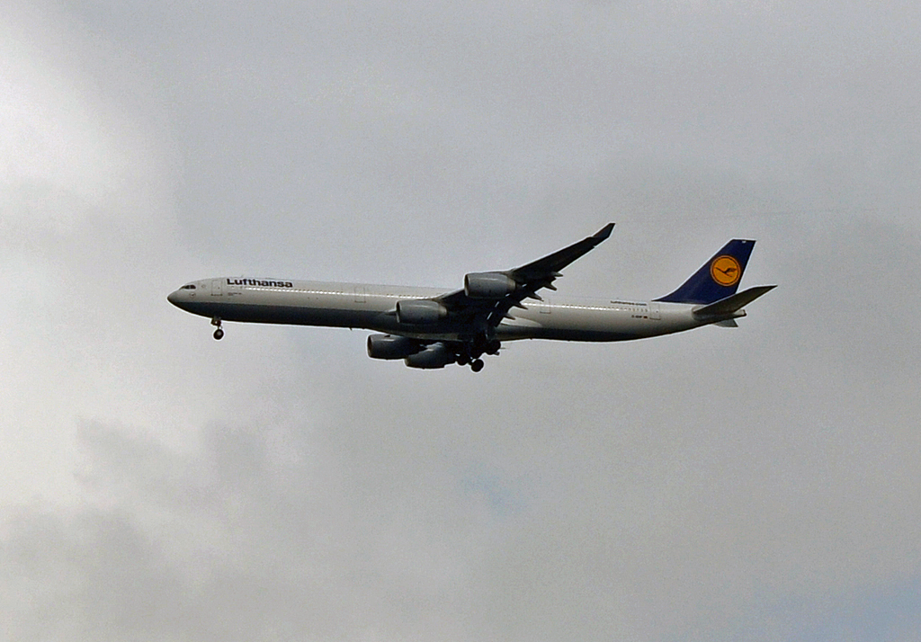 A 340 der Lufthansa beim approach auf FRA - 23.04.2012