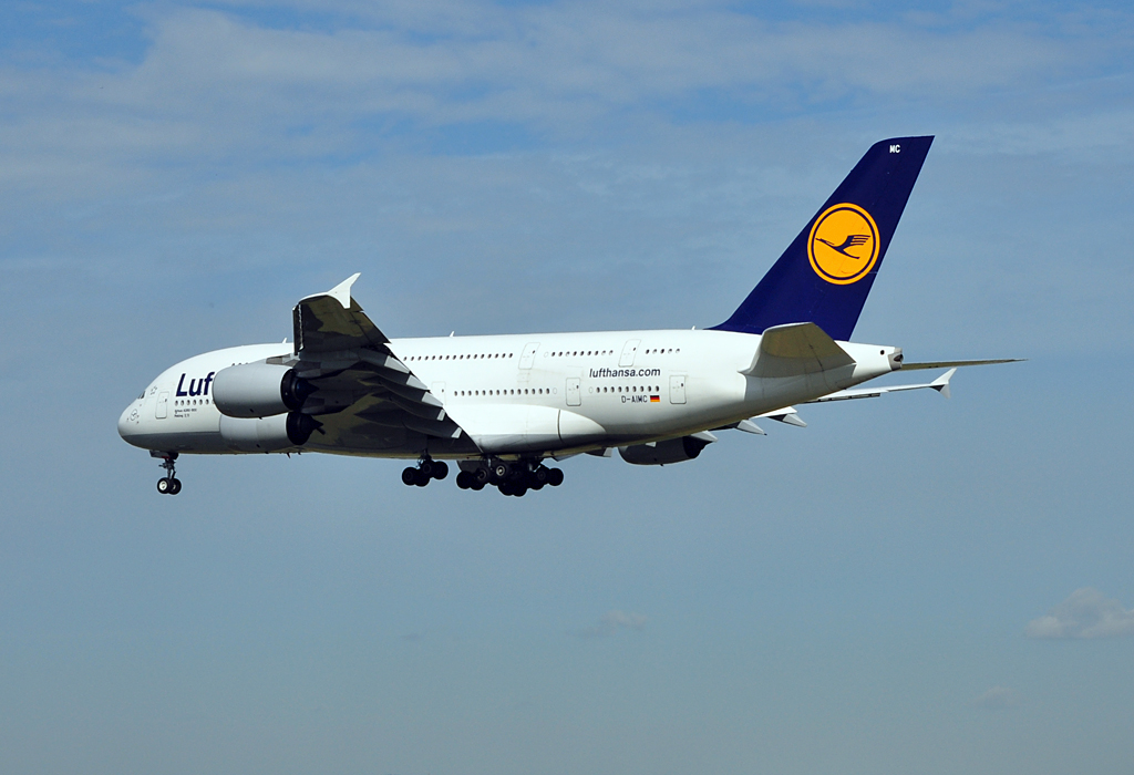 A 380-800 D-AIMC  Peking  der Lufthansa beim Anflug auf Frankfurt - 04.08.2012