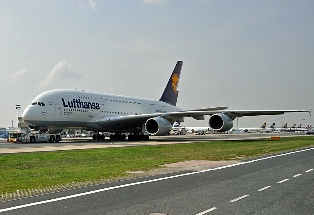 A 380-800  Tokio  D-AIMD der Lufthansa wird über den taxyway gezogen - 14.04.2012