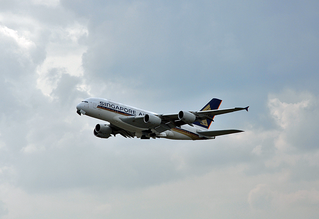 A 380-841 der Singapore Airlines - 9V-SKK -  take off FRA  - 14.04.2012