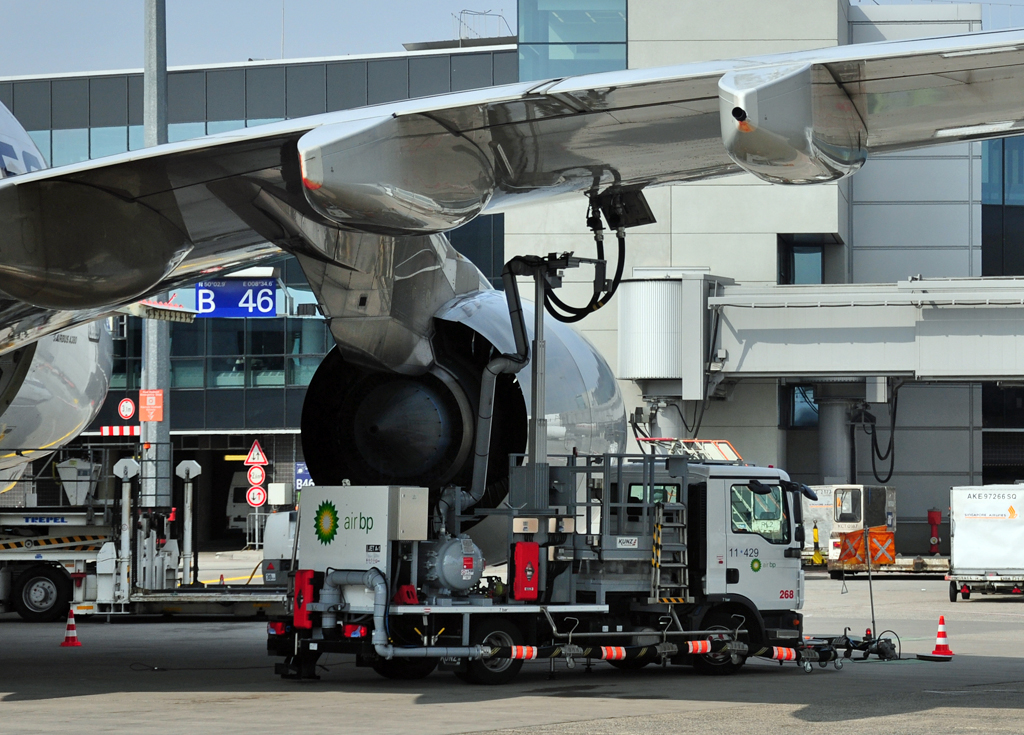 A 380-Betankung aus Bodenbetankungsanlage in Frankfurt - 14.04.2012
