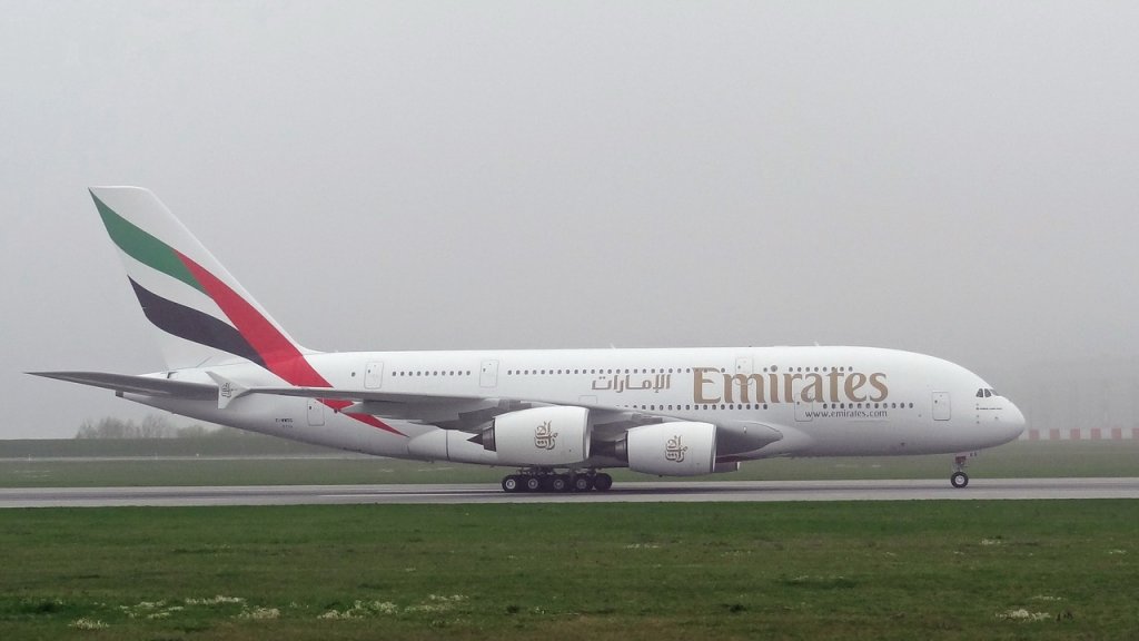 A 380    Emirates Airlines      H-Finkenwerder   26.04.2013  

durch Zufall den ertsen A 380 aufgenommen