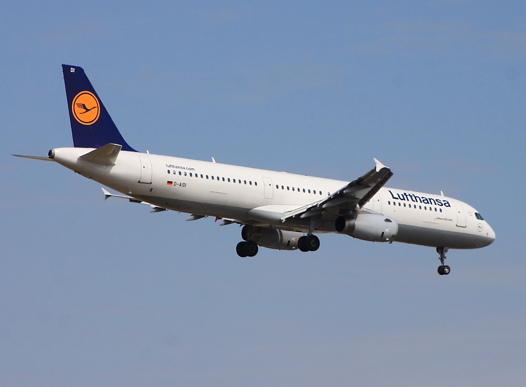A321 im Anflug auf Frankfurt(Main). Das Bild ist gerade ausgerichtet, die LH fliegt tatschlich den Winkel, naja runter kommt man immer (15.08.2012)