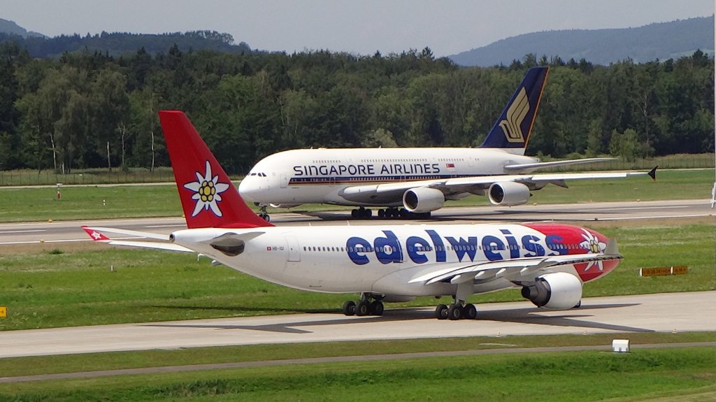 A380 beim Start kreuzt mit einer A330 (04.08.2012)