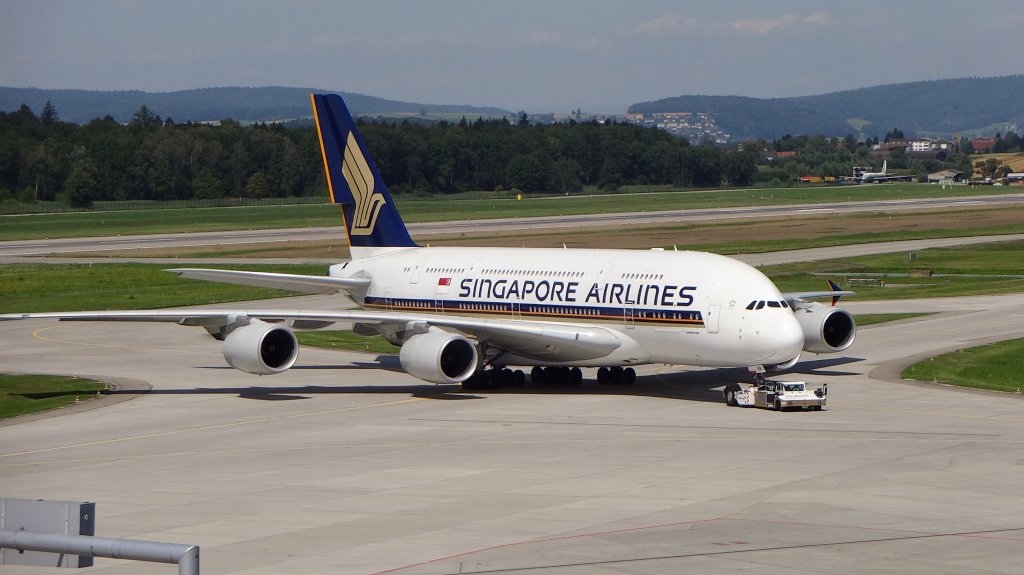 A380 beim verlassen des Dock E57 (04.08.2012)