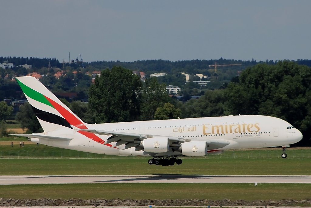 A380 Landung in Mnchen (runway 8L). Aufgenommen am 9.08.2012 vom Besucherhgel