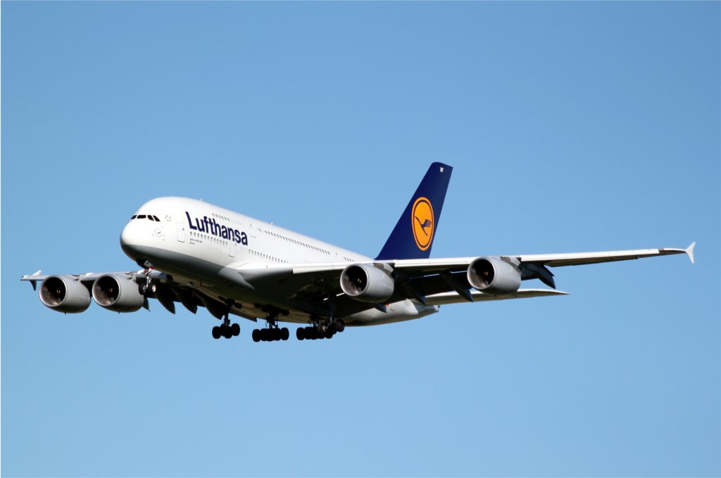 A380 der Lufthansa (D-AIMF) im Anflug auf Piste 16 am 13.9.2011 in Zrich-Kloten, wo dieser auf den Namen  Zrich  getauft wurde.