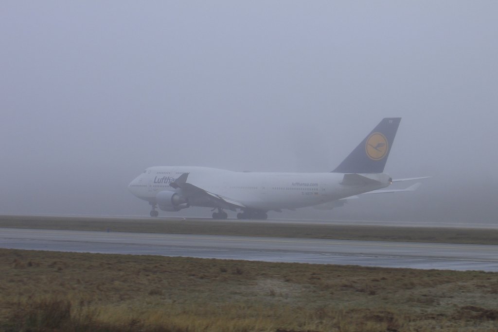 AB IN DEN NEBEL!
Diese Boeing 747-400 der Lufthansa startet auf der Runway 18 in Frankfurt am Main am Samstag, den 6. Februar 2010