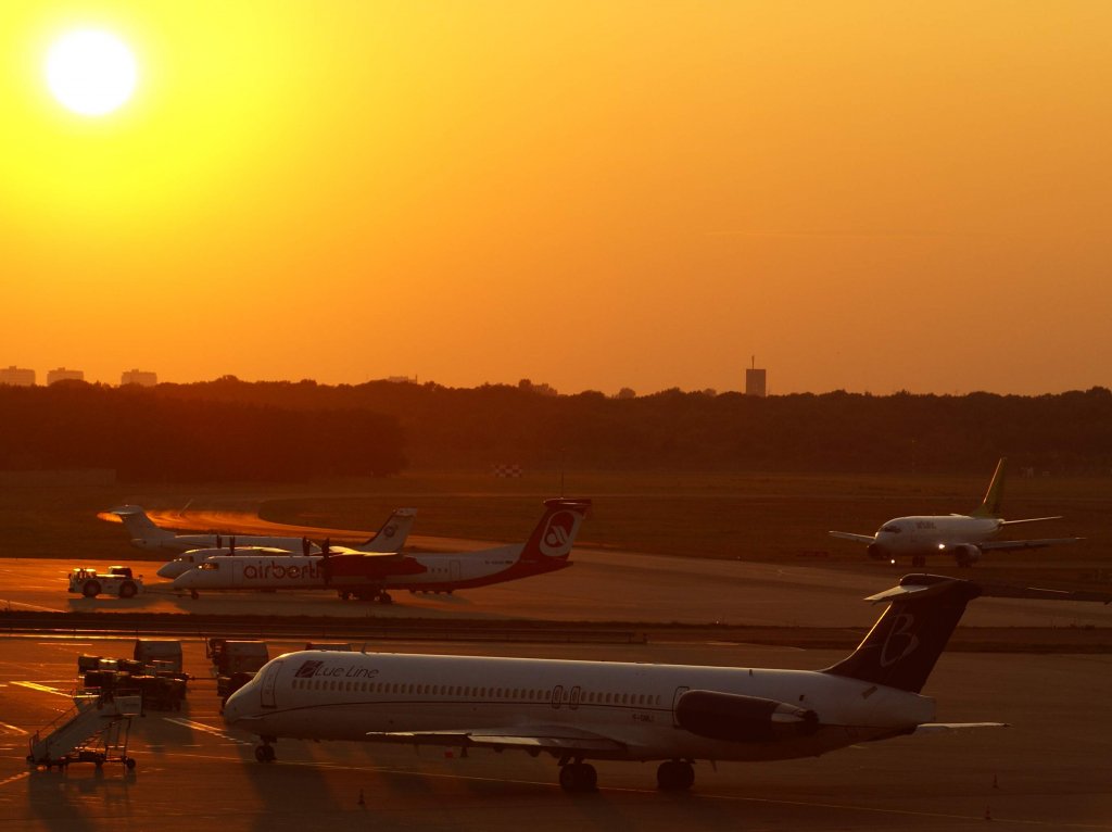 Abendstimmung auf dem Flughafen Berlin TXL.