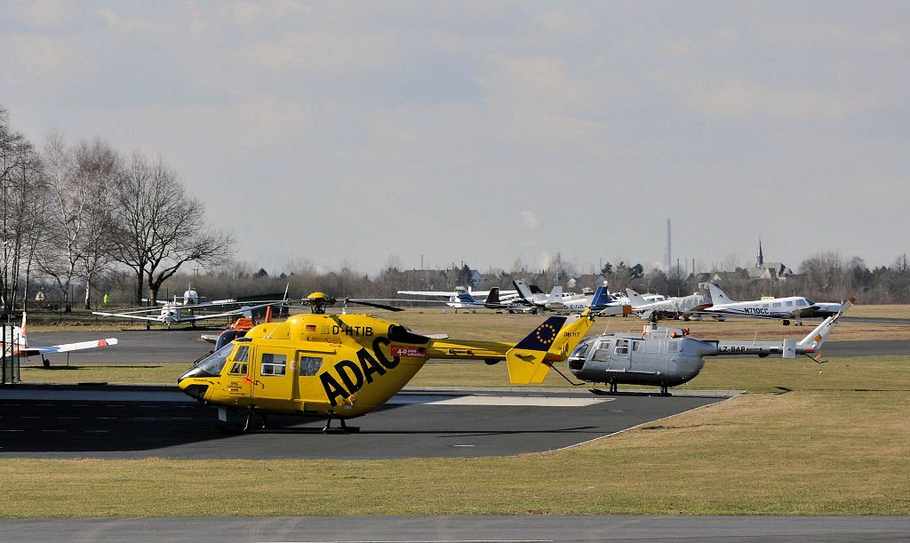 Abstellflche mit Hubschraubern und 1mots in Bonn-Hangelar 04.03.2010