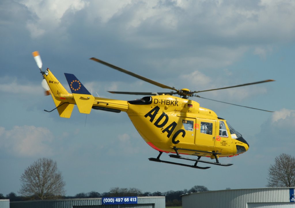 ADAC Luftrettung Eurocopter BK 117 D-HBKK beim Start auf dem Flugplatz Strausberg am 02.04.2010