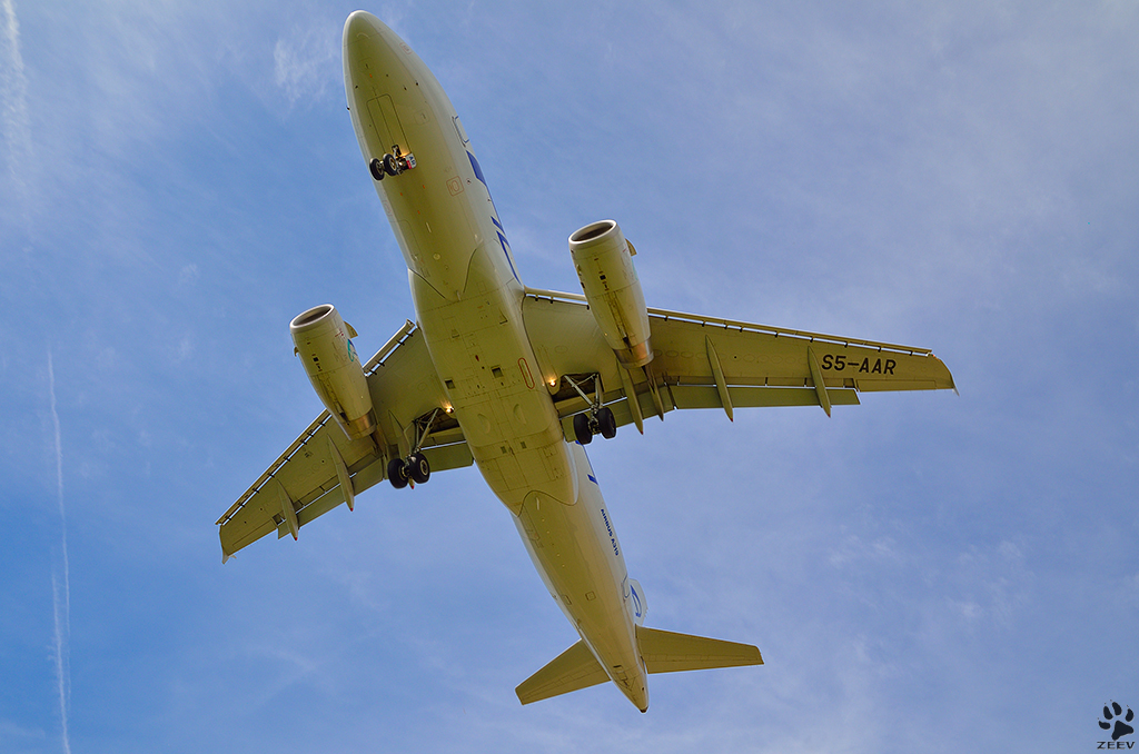 ADRIA A319-132 S5-AAR bei der Landung; Maribor Flughafen MBX. /28.9.2012