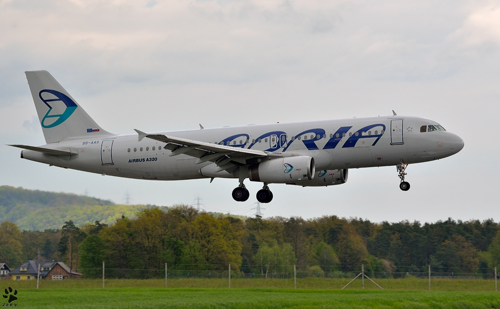 ADRIA A320-231 S5-AAS bei Landung an Maribor Flughafen MBX. / 24.4.2012