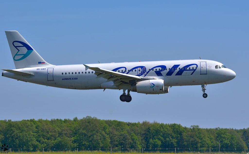 ADRIA A320-231 S5-AAS bei der Landung an Maribor Flughafen MBX. / 11.5.2012