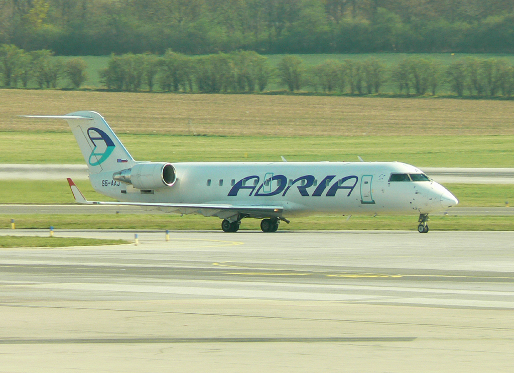 Adria Airways Canadair Regjet CRJ200LR, S5-AAJ, Flughafen Wien, 04.04.2012
