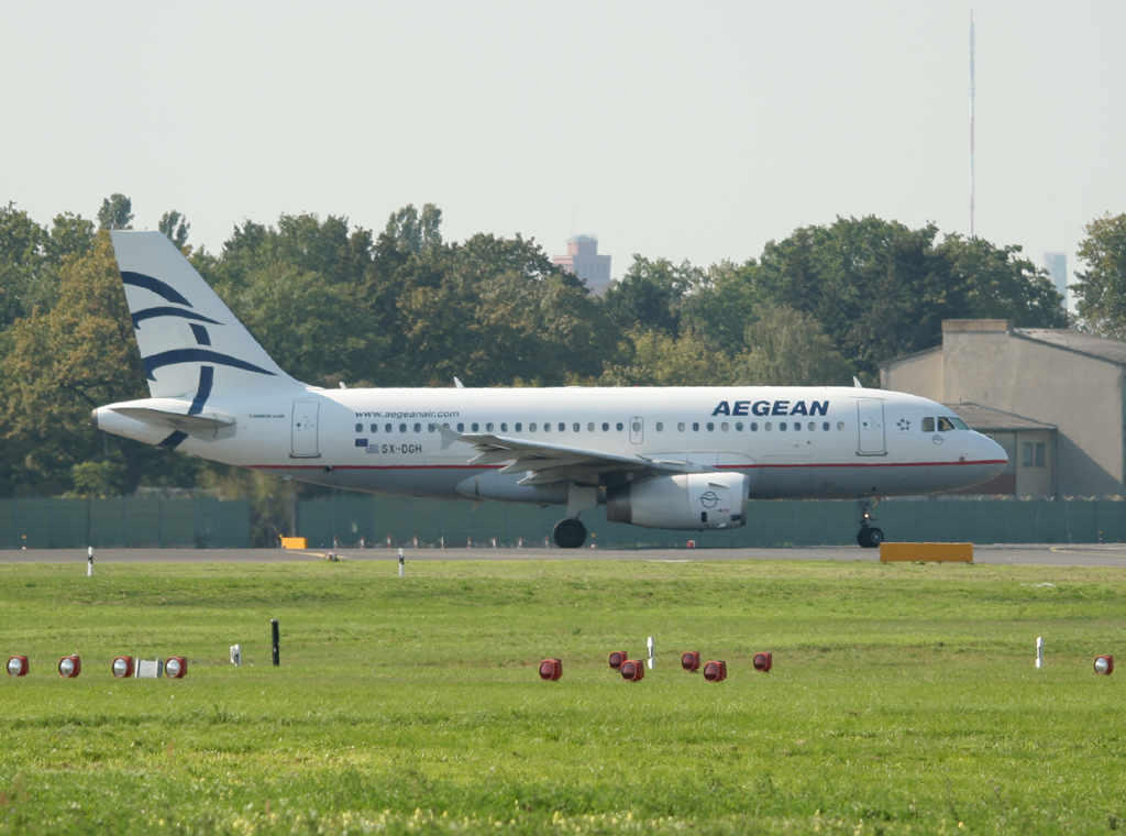Aegean A 319-133LR SX-DGH kurz vor dem Start in Berlin-Tegel am 17.09.2011
