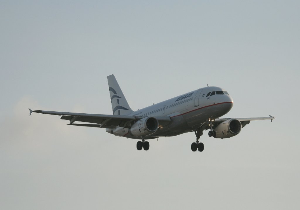 Aegean A 319-133LR SX-DGH kurz vor der Landung in Berlin-Tegel am 26.11.2011