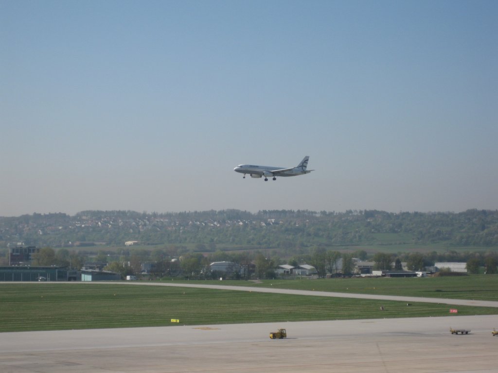 Aegean Airlines-Airbus A320 beim Landeanflug in Stuttgart mit den Bergen im Hintergrund (24.04.2010)