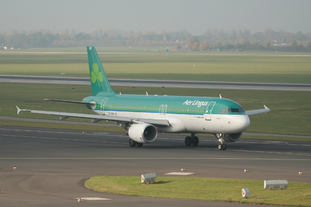 Aer Lingus A 320-214 EI-DEB auf dem Weg zum Start in Düsseldorf am 31.10.2011
