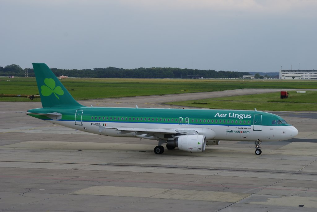 Aer Lingus, Airbus A320-200, Kennung: EI-DER rollt zur Startbahn in Berlin-Schnefeld am 02.07.2009  