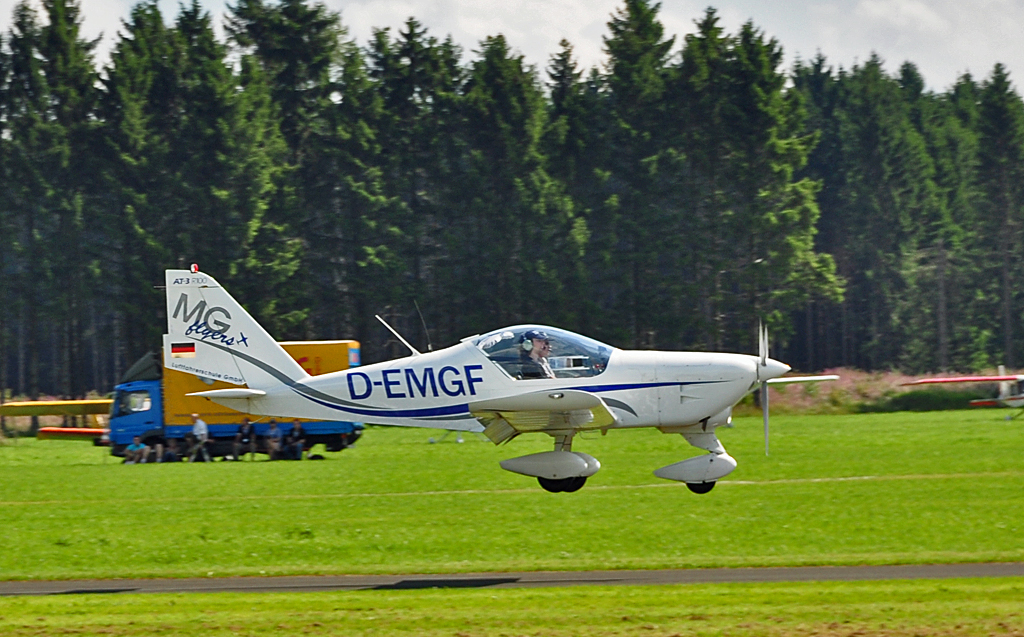 Aero AT-3, D-EMGF  MG flyers  bei der Landung auf dem Flugplatz Breitscheid - 21.08.2010