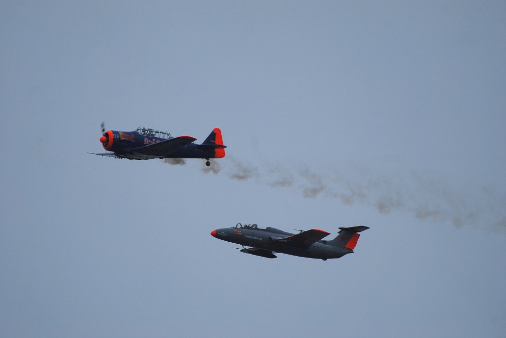 Aero L 29 Delfin und North American T6 geflogen von Walter und Toni Eichhorn auf der ILA Berlin-Schnefeld am 12.06.10