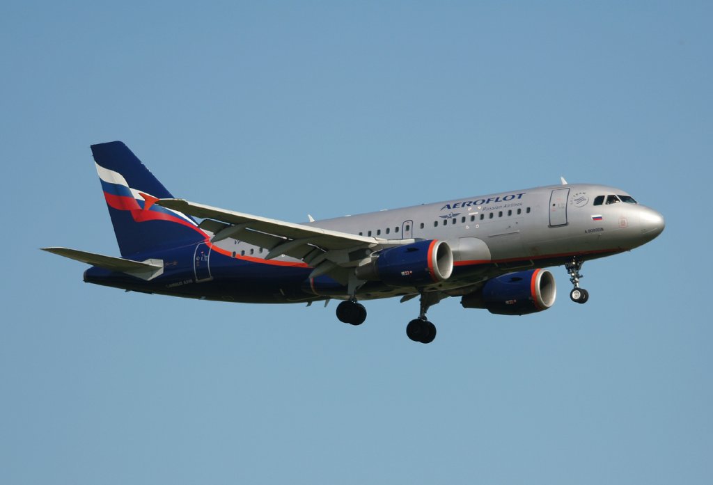Aeroflot A 319-111 VP-BDM bei der Landung in Berlin-Schnefeld am 04.06.2011