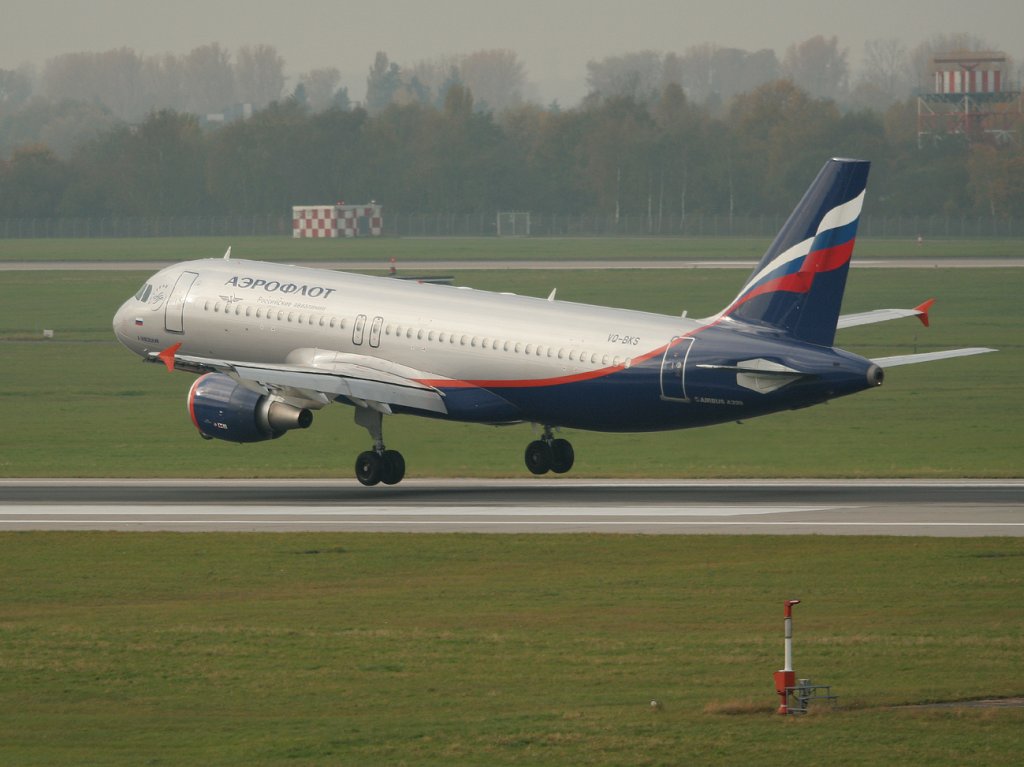 Aeroflot A 320-214 VQ-BKS bei der Landung in Dsseldorf am 31.10.2011