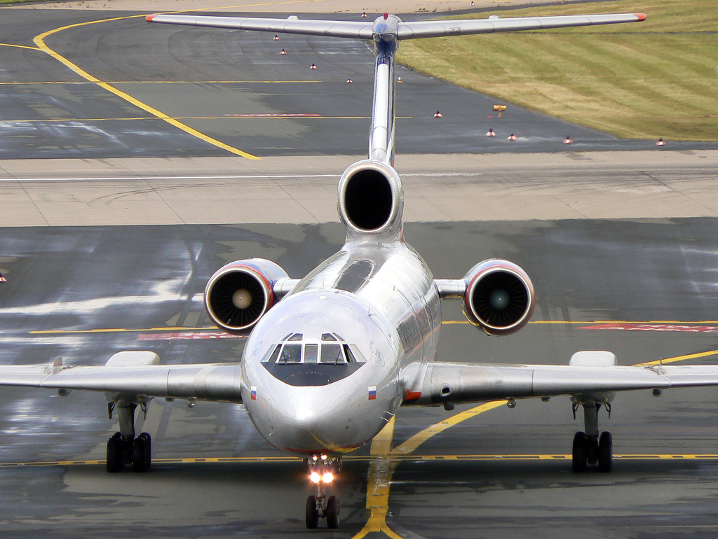 Aeroflot Tu-154M RA-85647 beim Verlassen der 23L in DUS / EDDL / Düsseldorf am 30.07.2007 