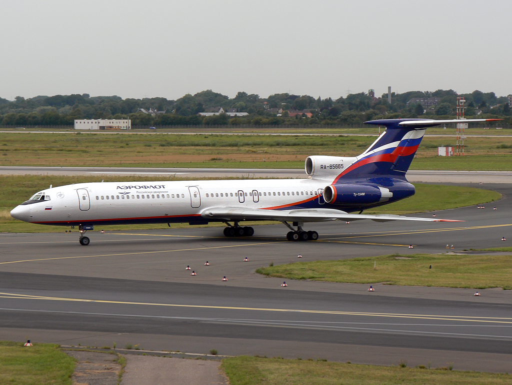 Aeroflot Tu-154M RA-85665 beim Verlassen der 05R in DUS / EDDL / Düsseldorf am 23.07.2007