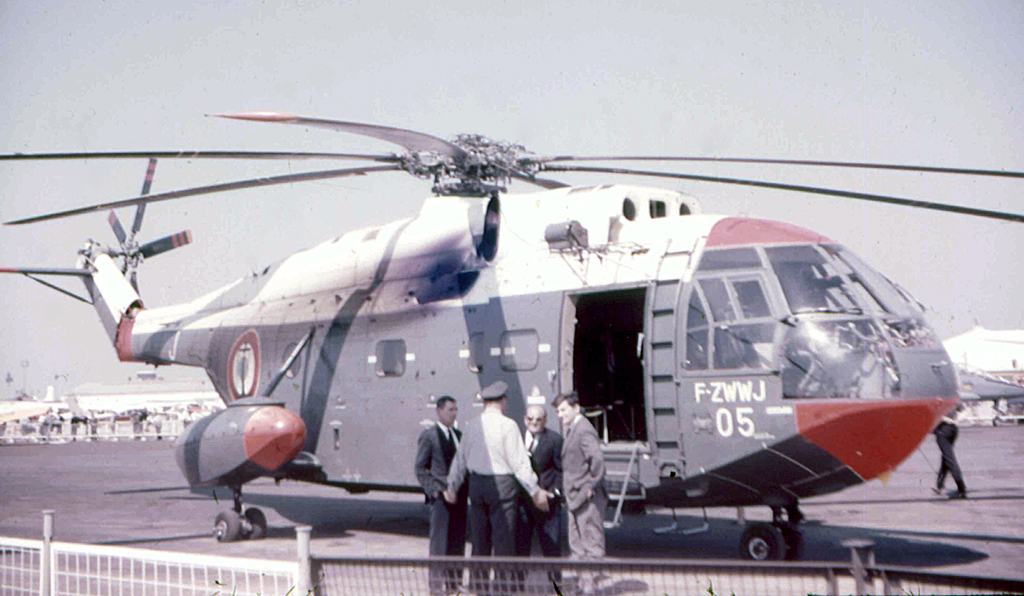 Aerospitale SA 321  Super Frelon , F-ZWWJ, auf der ILA Hannover 1964. Schwimmfhiger, schwerer Transporthubschrauber mit 3 Turbinen, kann je nach Modell bis zu 37 Personen befrdern. Scan von Uralt-KB-Dia. 