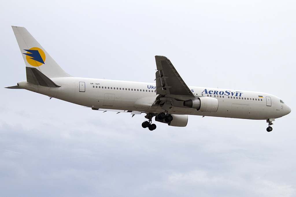 Aerosvit, UR-VVT, Boeing, B767-3Q8ER, 04.09.2011, YYZ, Toronto, Canada 




