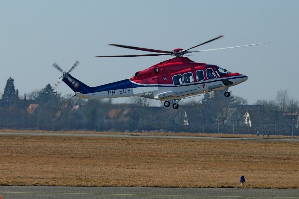 Agusta-Westland AW139, von der kanadischen Helikopterfluggesellschaft CHC, im Landeanflug auf den Freiburger Flugplatz, Feb.2012