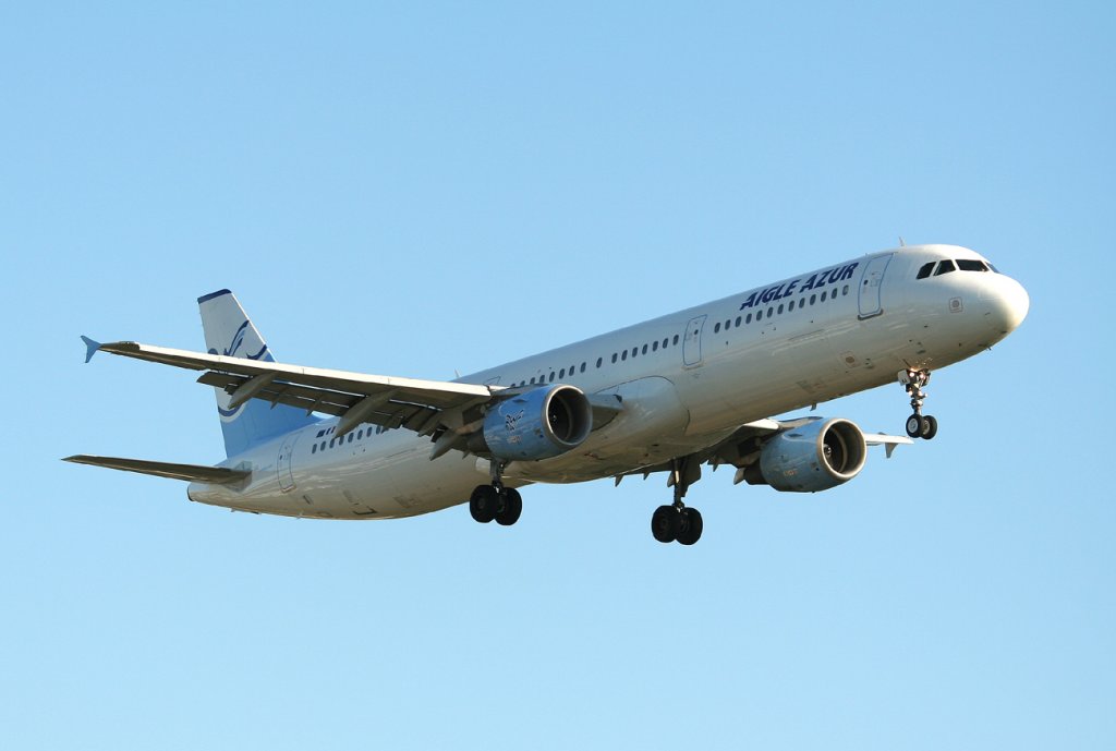 Aigle Azur A 321-211 F-GUAA kurz vor der Landung in Berlin-Tegel am 30.09.2011