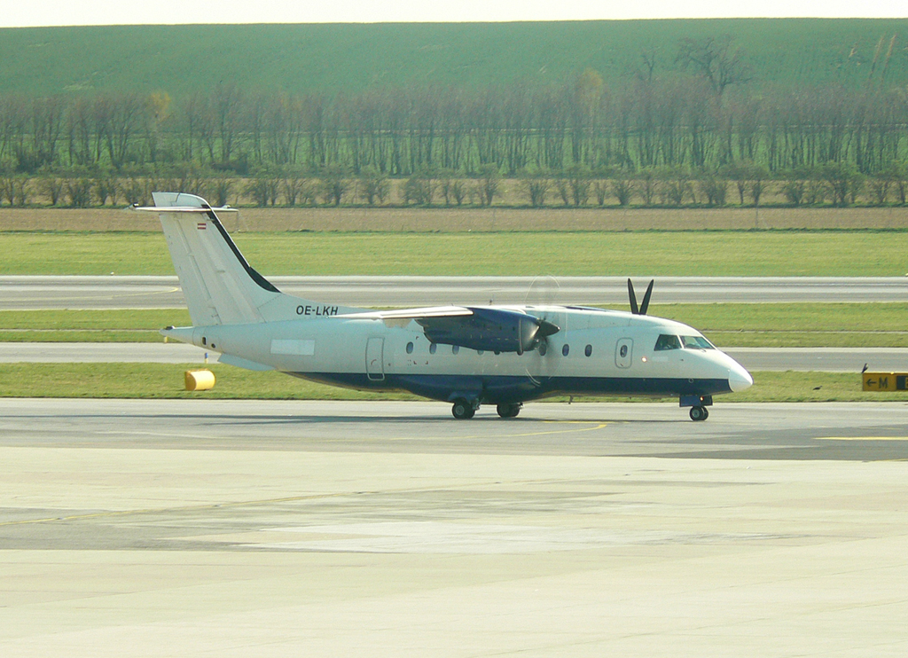 Air Alps Dornier Do 328. OE-LKH, Flughafen Wien, 04.04.2012