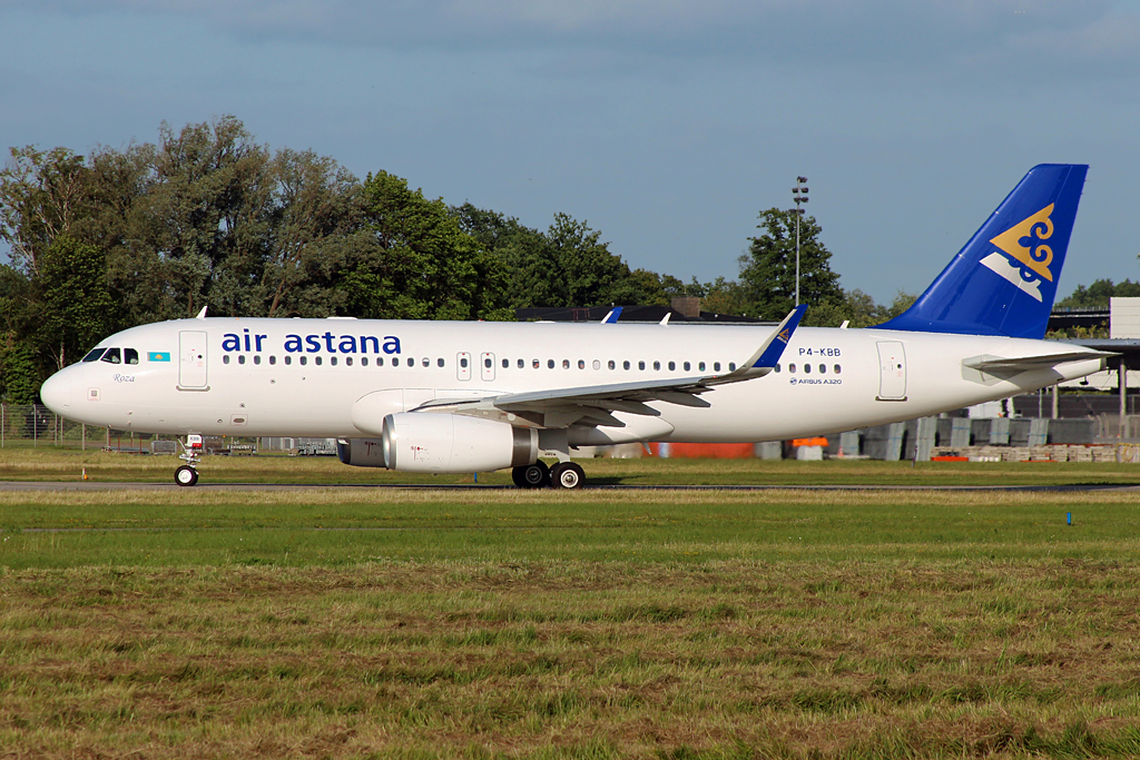 Air Astana Airbus A320-232 P4-KBB, aufgenommen am 29.6.2013