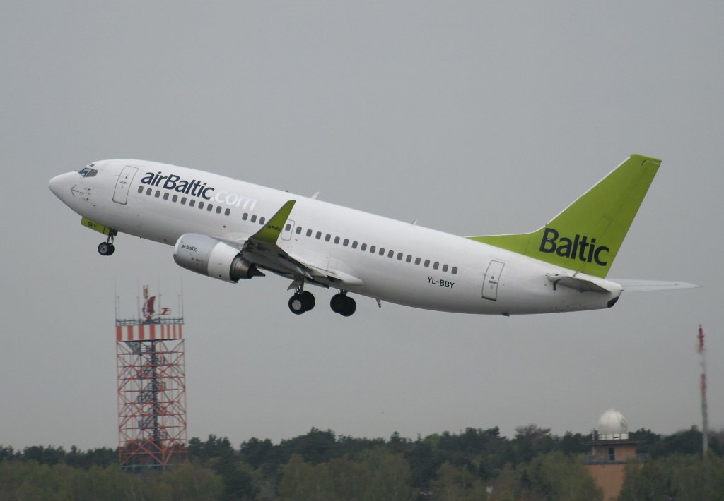 Air Baltic B 737-36Q YL-BBY beim Start in Berlin-Tegel am 24.04.2010