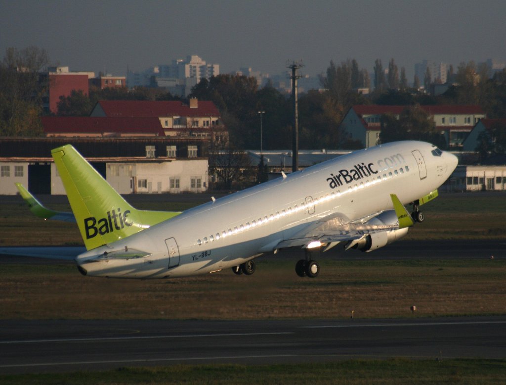 Air Baltic B 737-36Q(WL) YL-BBJ am Morgen des 31.10.2009 beim Start in Berlin-Tegel 
