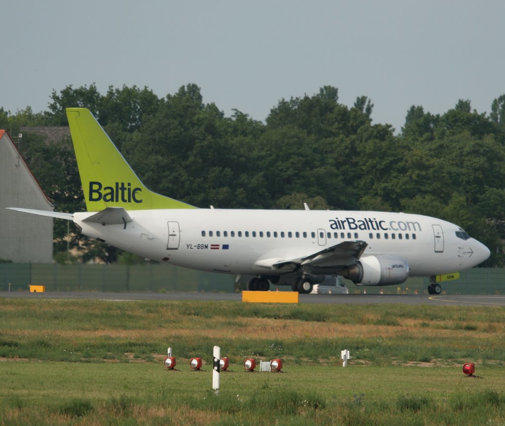 Air Baltic B 737-522 YL-BBM kurz vor dem Start in Berlin-Tegel am 18.06.2011