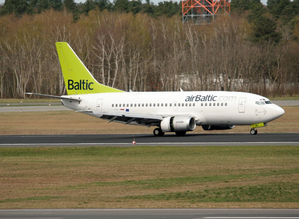 Air Baltic B 737-53S YL-BBD nach der Landung in Berlin-Tegel am 15.04.2012